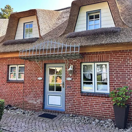 Apartman Sky & Homes Strandlaeufer I Stilvolle Unter Reet In Spo Mit Parkgarten Böhl
