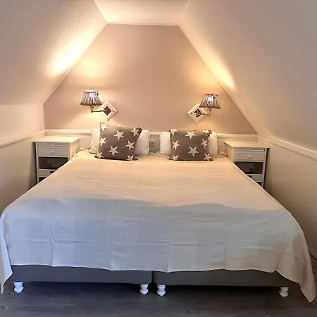 Sky & Homes Strandlaeufer I Stilvolle Unter Reet In Spo Mit Parkgarten Apartman
