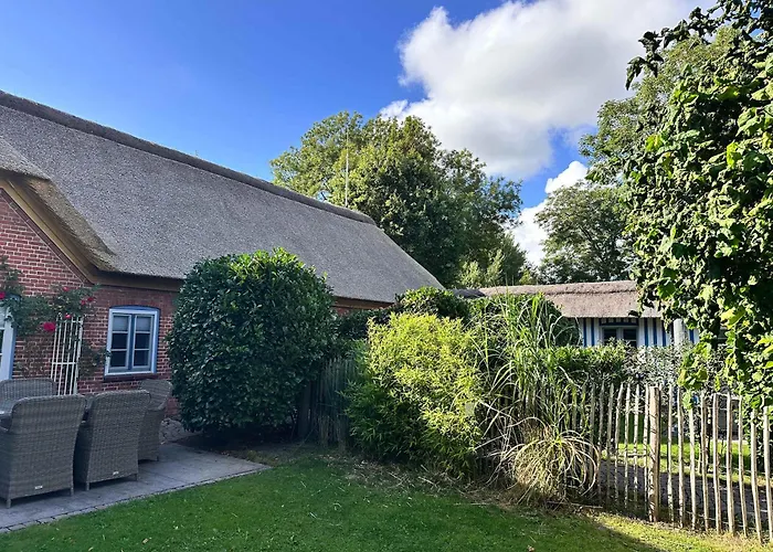 Sky & Homes Strandlaeufer I Stilvolle Unter Reet In Spo Mit Parkgarten Apartamento Böhl